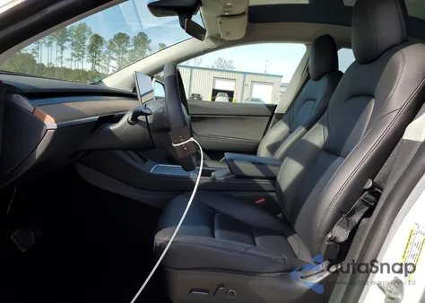 2022 Tesla Model Y z USA, uszkodzony, nr VIN 7SAYGDEE8NF372434